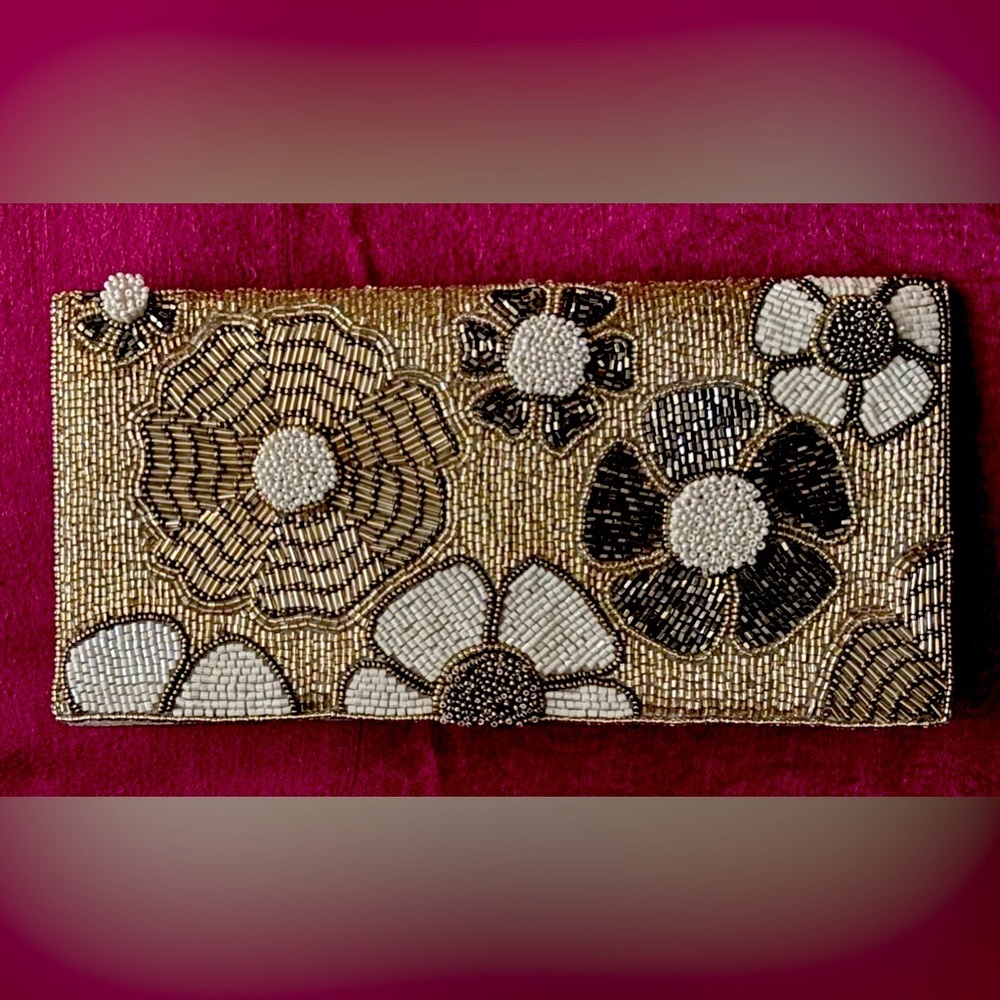RICKI DESIGNS BEAUTIFUL BEADED FLOWER CLUTCH